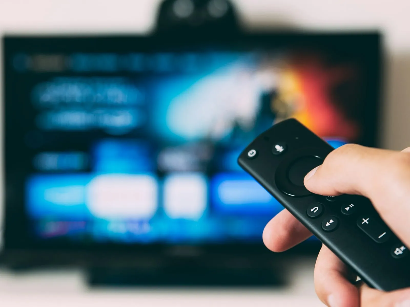 Symbolbild Streaming: Fernbedienung vor einem Fernseher
